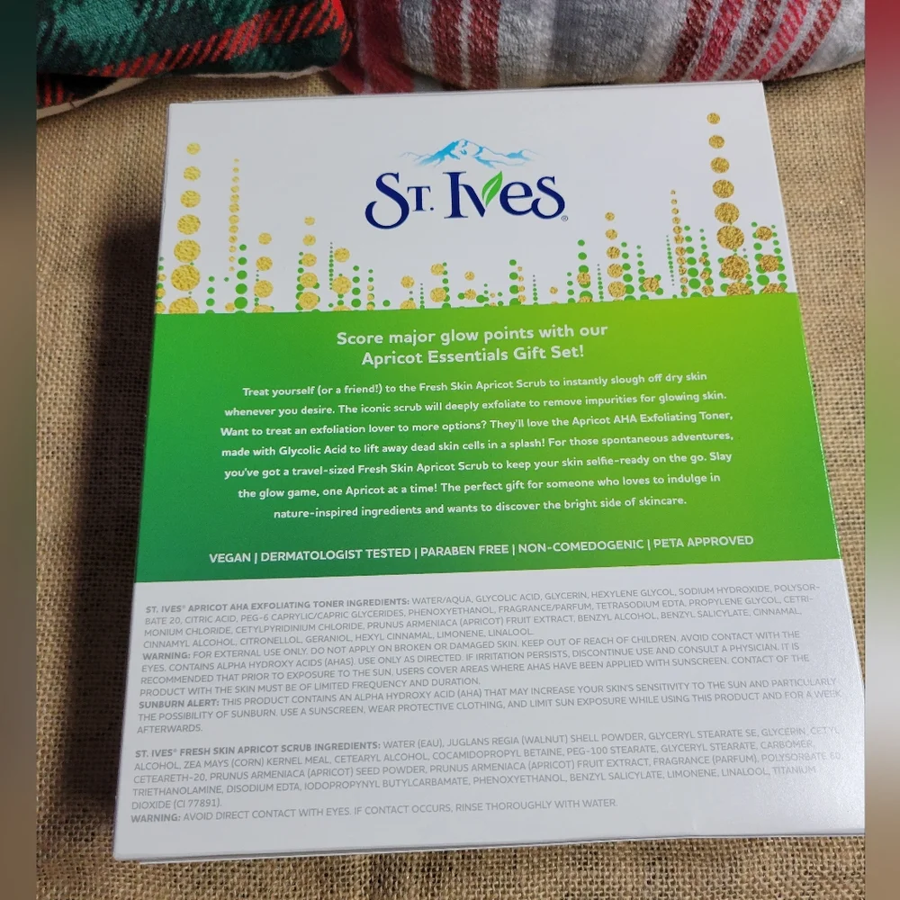 St Ives 3 piece gift Set toner and 2 kinds of scrub